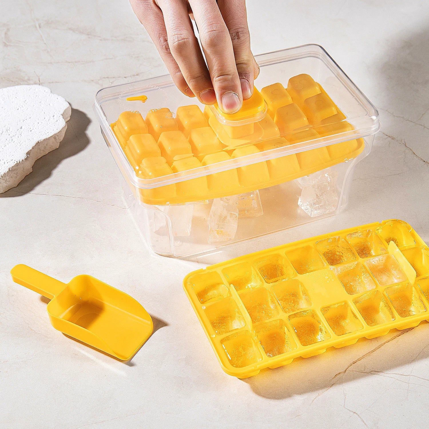Forma de Gelo com Tampa e Recipiente – 68 Cubos, Fácil de Desenformar